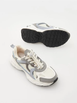 Reserved - Sneakersy na grubej podeszwie - złamana biel