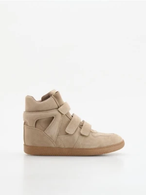 Reserved - Sneakersy na koturnie - beżowy