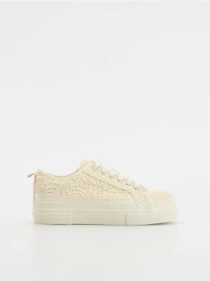 Reserved - Sneakersy na wyższej podeszwie - złamana biel