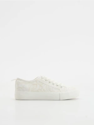 Reserved - Sneakersy z haftem - biały