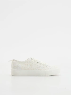 Reserved - Sneakersy z haftem - biały
