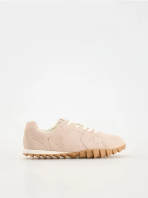Reserved - Sneakersy z imitacji zamszu - pastelowy róż