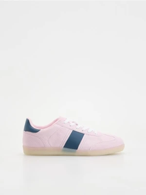 Reserved - Sneakersy z imitacji zamszu - pastelowy róż