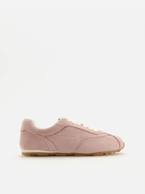 Reserved - Sneakersy z imitacji zamszu - różowy