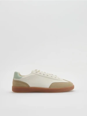 Reserved - Sneakersy z kontrastowymi elementami - biały