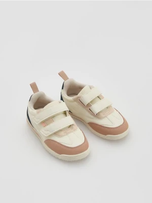 Reserved - Sneakersy z łączonych materiałów - kremowy