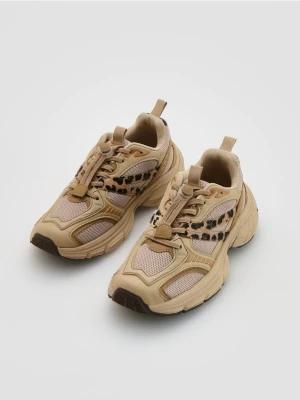 Reserved - Sneakersy z łączonych materiałów - kremowy