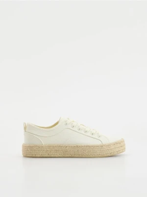 Reserved - Sneakersy z plecioną podeszwą - biały