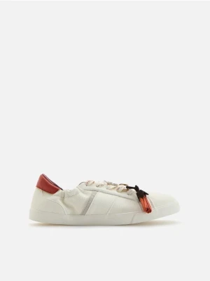 Reserved - Sneakersy z zawieszkami - biały