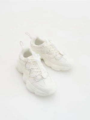 Reserved - Sneakersy ze stoperem na pięcie - biały