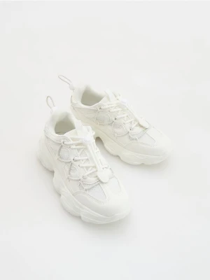 Reserved - Sneakersy ze stoperem na pięcie - biały