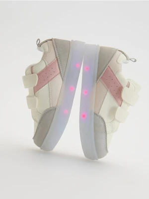 Reserved - Sneakersy ze świecącą podeszwą - złamana biel