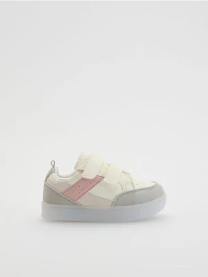 Reserved - Sneakersy ze świecącą podeszwą - złamana biel