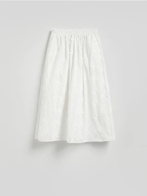 Reserved - Spódnica midi z haftem - biały