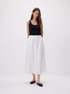 Reserved - Spódnica midi z haftem - biały
