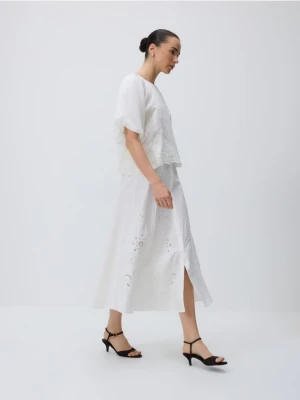 Reserved - Spódnica midi z haftem - biały