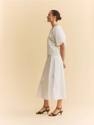 Reserved - Spódnica midi z haftem - biały