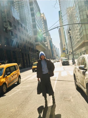 Reserved - Spódnica midi z imitacji zamszu - ciemnobrązowy