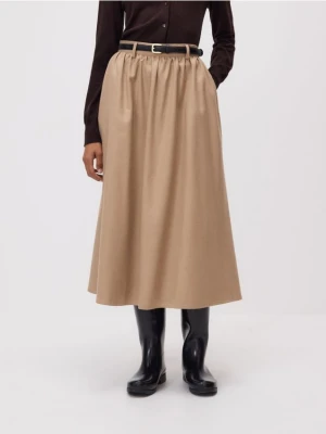 Reserved - Spódnica midi z paskiem - beżowy