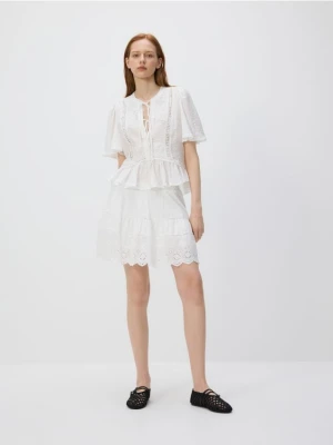 Reserved - Spódnica mini z ażurowym dołem - złamana biel