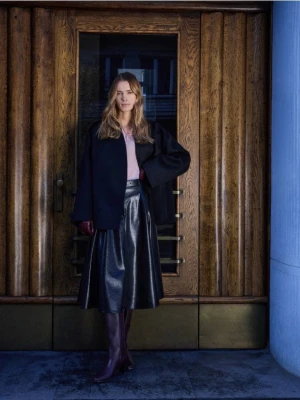 Reserved - Spódnica z imitacji skóry z paskiem - czarny