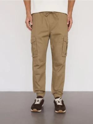 Reserved - Spodnie cargo jogger - beżowy