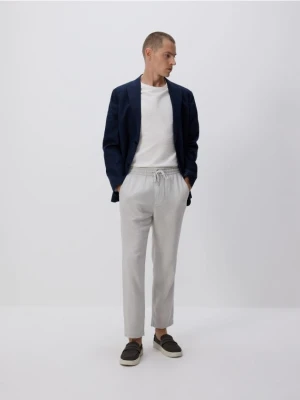Zdjęcie produktu Reserved - Spodnie carrot z lnem - jasnoszary