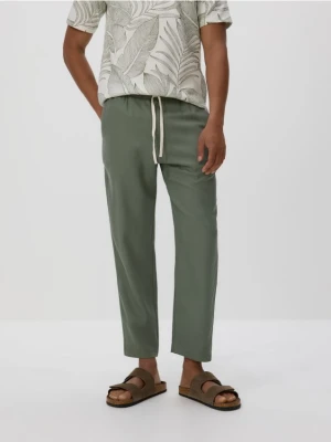 Reserved - Spodnie carrot z lyocellem - jasny zielony