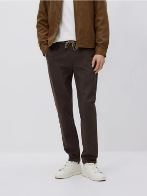 Reserved - Spodnie carrot z wiązaniem - ciemnobrązowy
