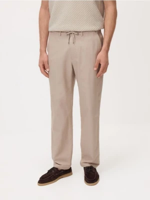 Reserved - Spodnie chino regular fit - beżowy