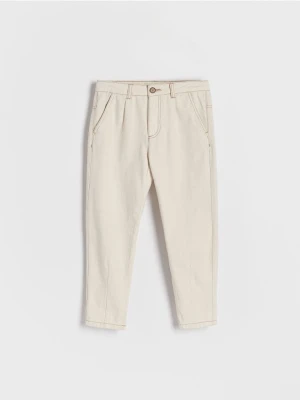Reserved - Spodnie chino regular fit - złamana biel