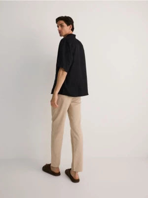 Reserved - Spodnie chino regular z dodatkiem lnu - beżowy