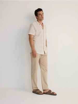 Reserved - Spodnie chino regular z dodatkiem lnu - beżowy