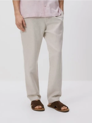 Reserved - Spodnie chino regular z lnem - beżowy