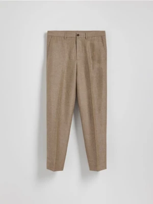 Reserved - Spodnie chino regular z lnem - brązowy