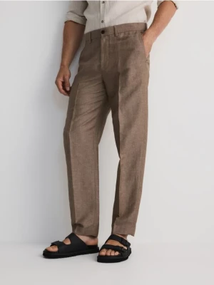 Reserved - Spodnie chino regular z lnem - brązowy