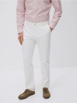 Reserved - Spodnie chino slim - biały