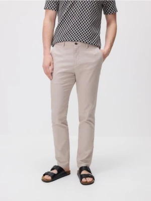 Reserved - Spodnie chino slim fit - beżowy