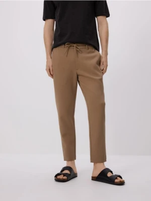 Reserved - Spodnie chino slim fit - beżowy