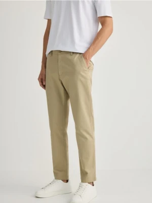 Reserved - Spodnie chino slim fit - beżowy