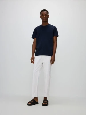 Reserved - Spodnie chino slim fit - biały