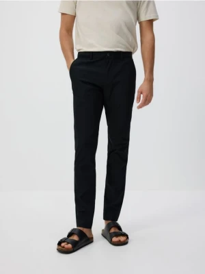 Reserved - Spodnie chino slim fit - czarny
