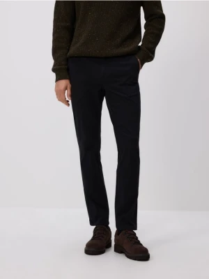 Reserved - Spodnie chino slim fit - czarny