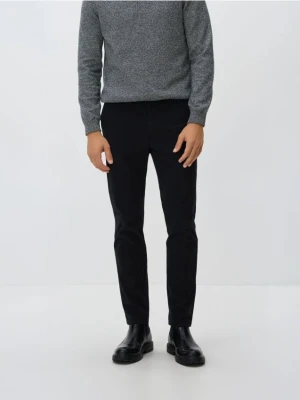 Reserved - Spodnie chino slim fit - czarny