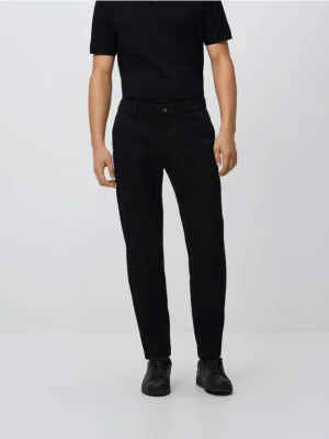 Reserved - Spodnie chino slim fit - czarny