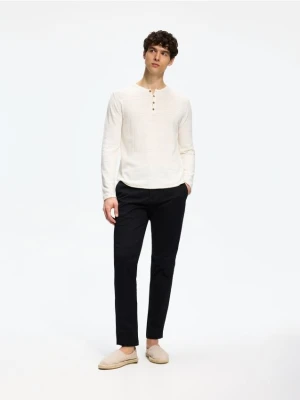 Reserved - Spodnie chino slim fit - czarny