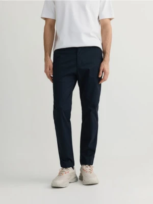 Reserved - Spodnie chino slim fit - granatowy