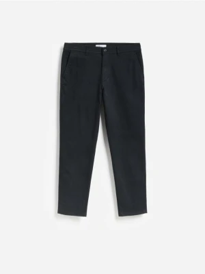 Reserved - Spodnie chino slim fit - granatowy