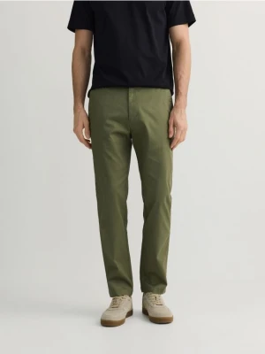 Reserved - Spodnie chino slim fit - oliwkowy