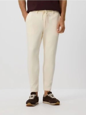 Reserved - Spodnie chino slim fit - złamana biel